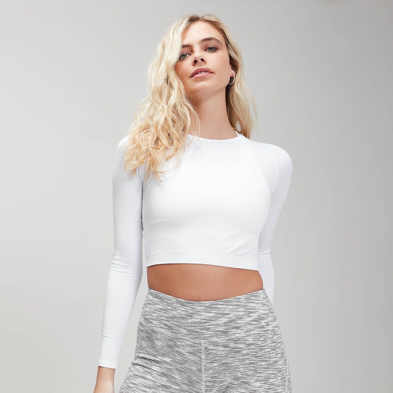 papel Mujer hermosa Kenia Crop Top Sin Costuras Shape Mujer | Blanco | MYPROTEIN™