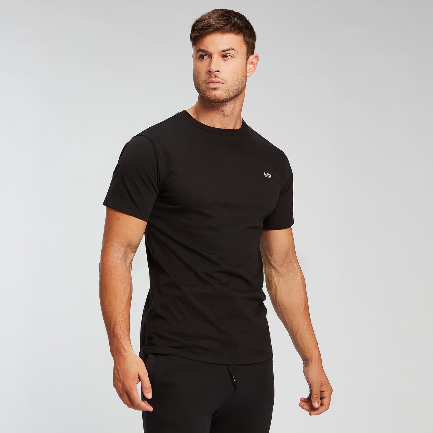 남성용 에센셜 티셔츠 - 블랙 - XS