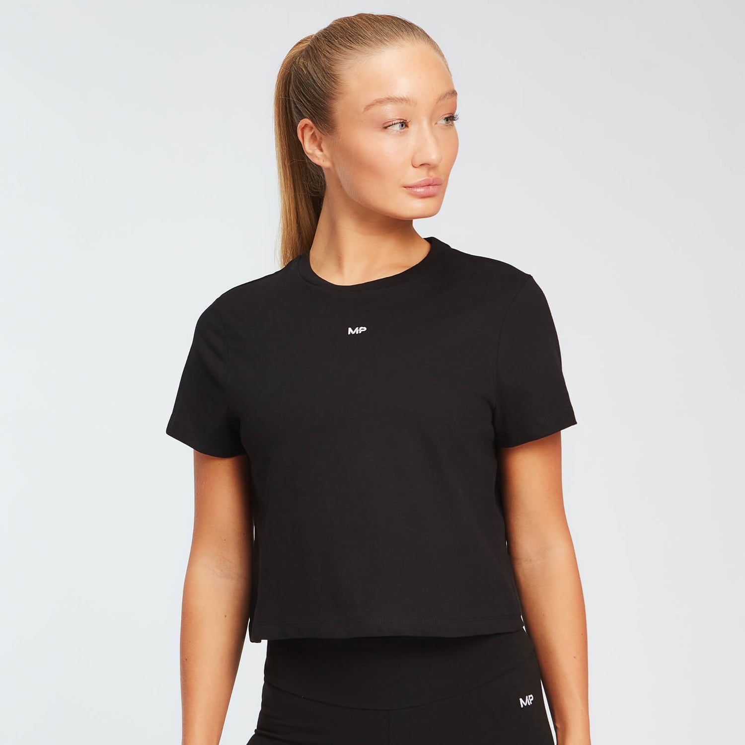 여성용 에센셜 크롭 티셔츠 - 블랙 - L