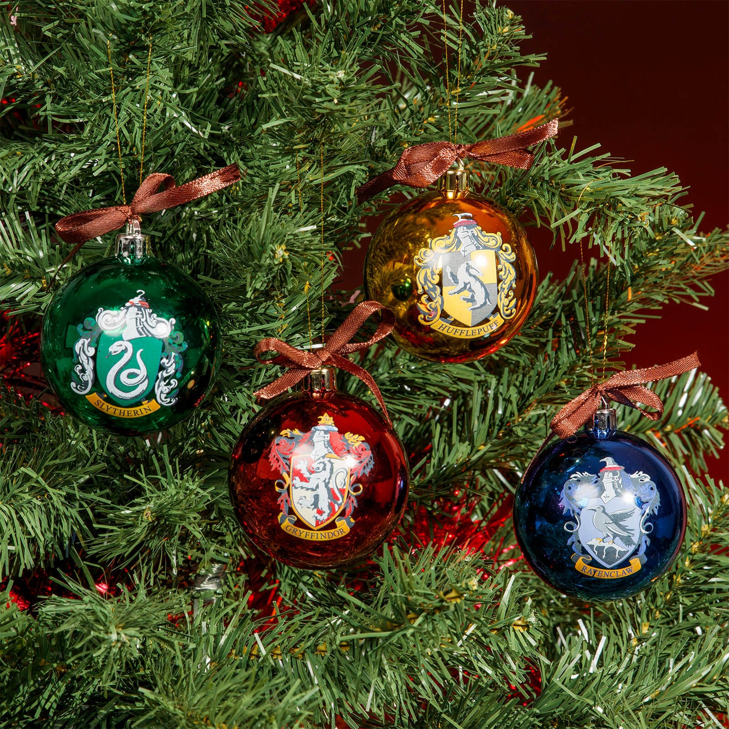 Harry Potter Christmas tree  Harry potter christmas decorations, Harry  potter christmas tree, Harry potter christmas