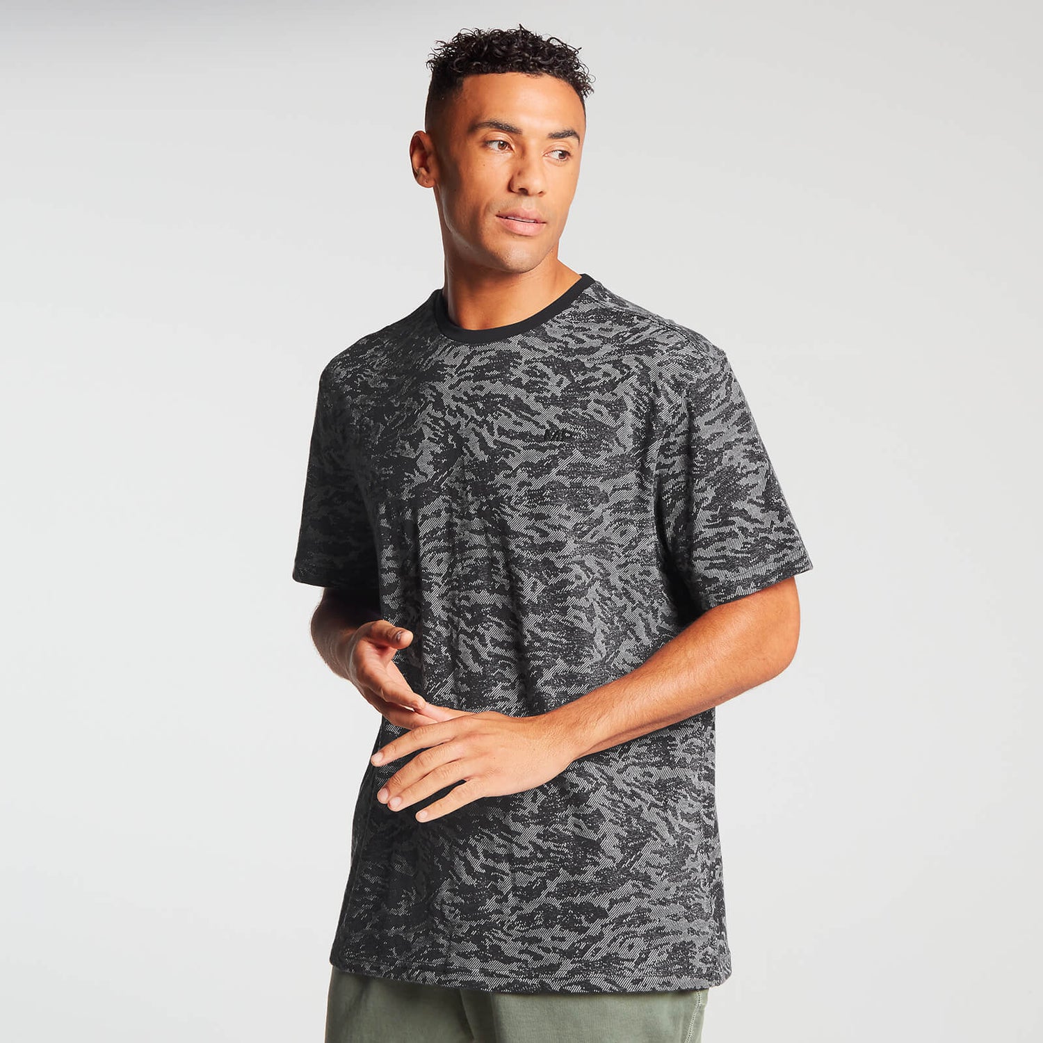 Męski T-shirt oversize z krótkim rękawem we wzór camo z kolekcji Training – czarny - XS