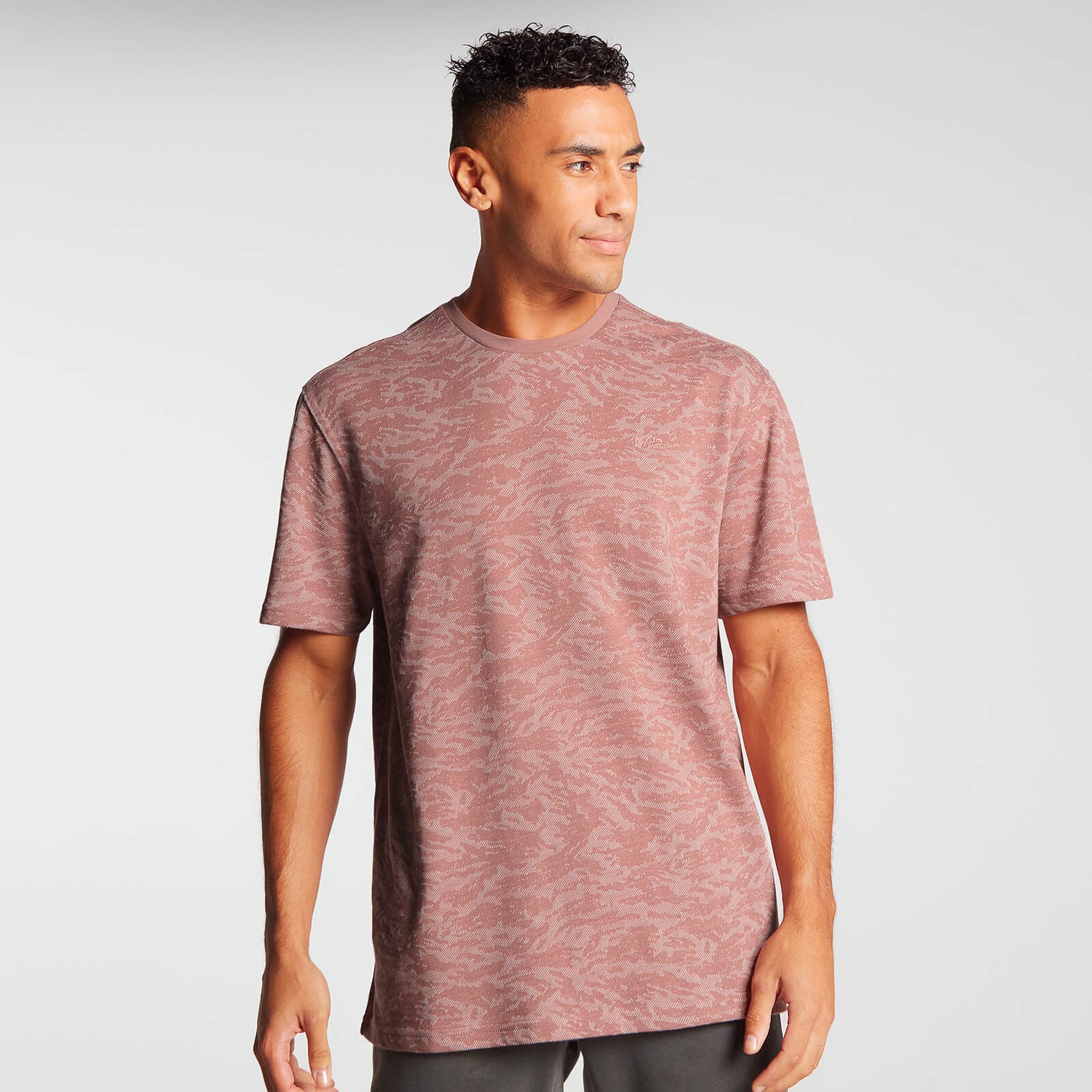 Męski T-shirt oversize z krótkim rękawem we wzór camo z kolekcji Training – Dust Pink - XS