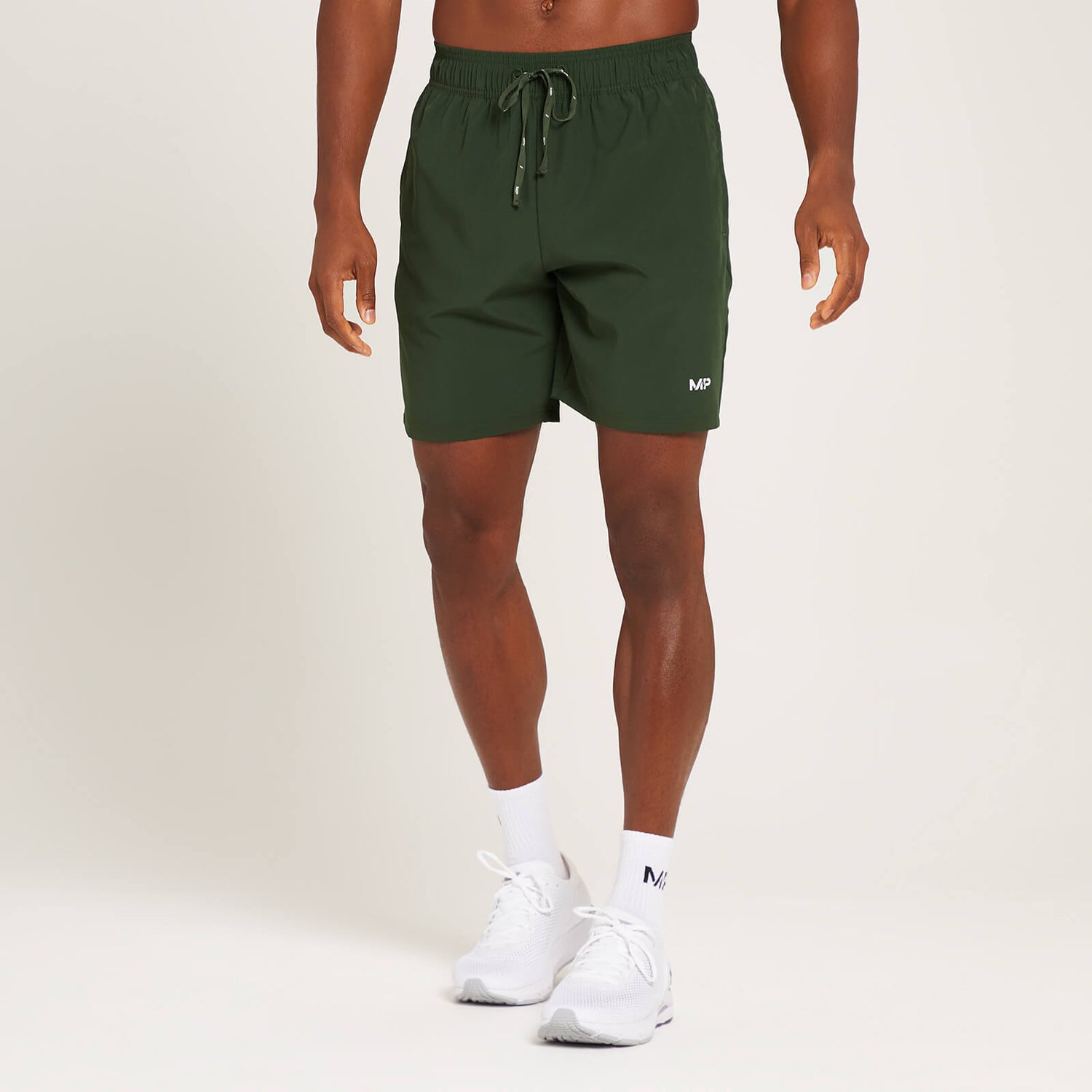 Pantalón corto de entrenamiento con detalle gráfico Linear Mark para hombre de MP - Verde oscuro