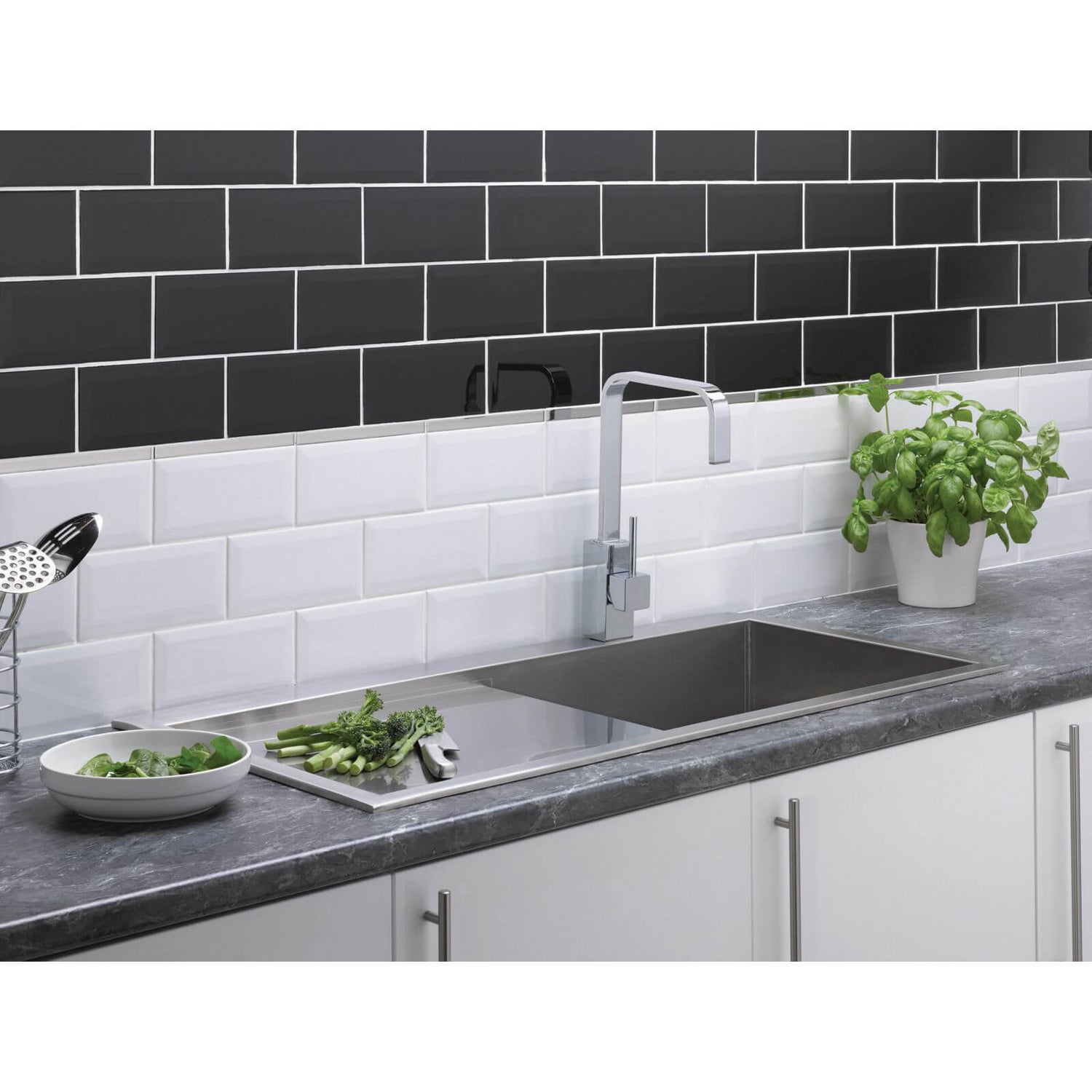 Metro Bevelled Black Wall Tile 200 X 100mm Homebase