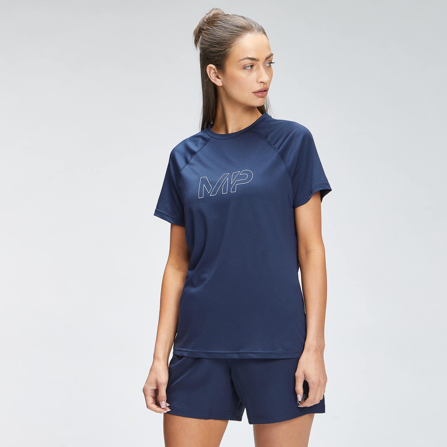 Camiseta de entrenamiento con gráfico de marca repetido para mujer de MP - Azul oscuro - XXS
