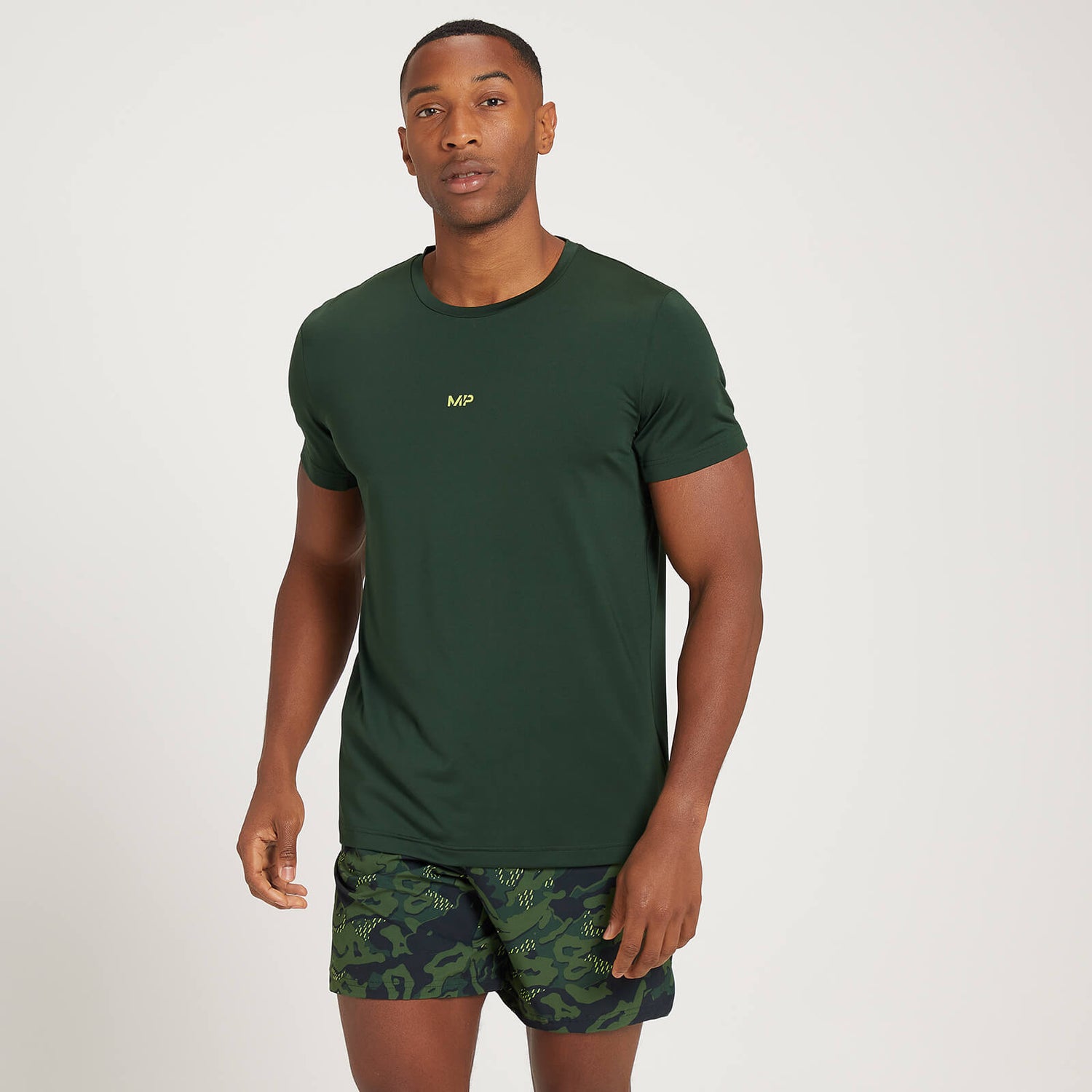 Męski T-shirt z krótkimi rękawami z nadrukiem camo z kolekcji MP Adapt – ciemna zieleń - XS