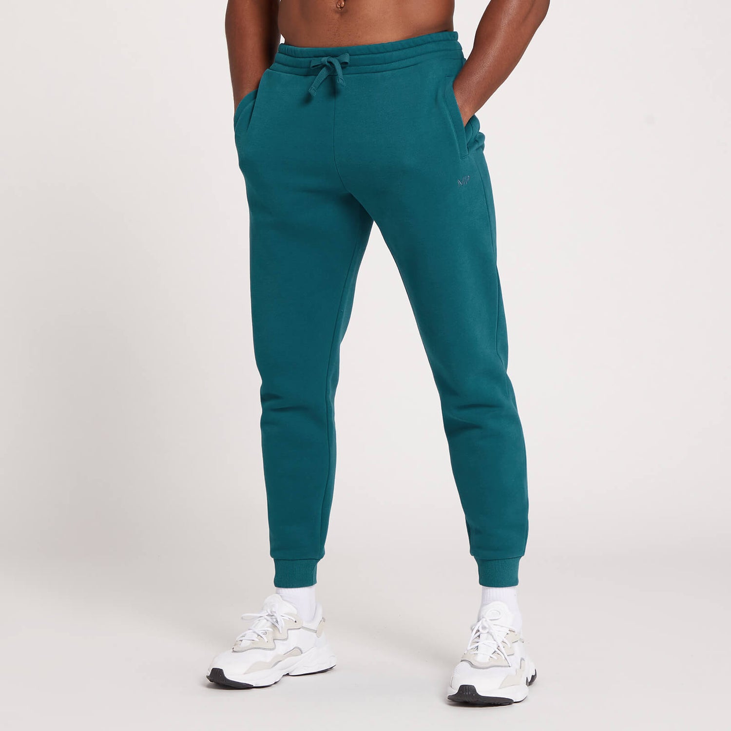 Pantalón deportivo con detalle gráfico de MP repetido para hombre de MP - Verde azulado oscuro - XXS