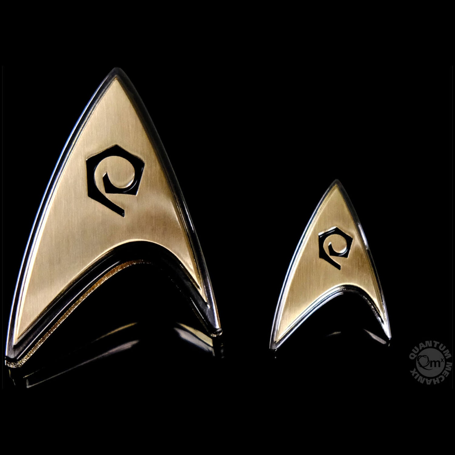 Quantum Mechanix Star Trek: Discovery Enterprise Operations Badge and Pin  Set Merchandise Zavvi CA