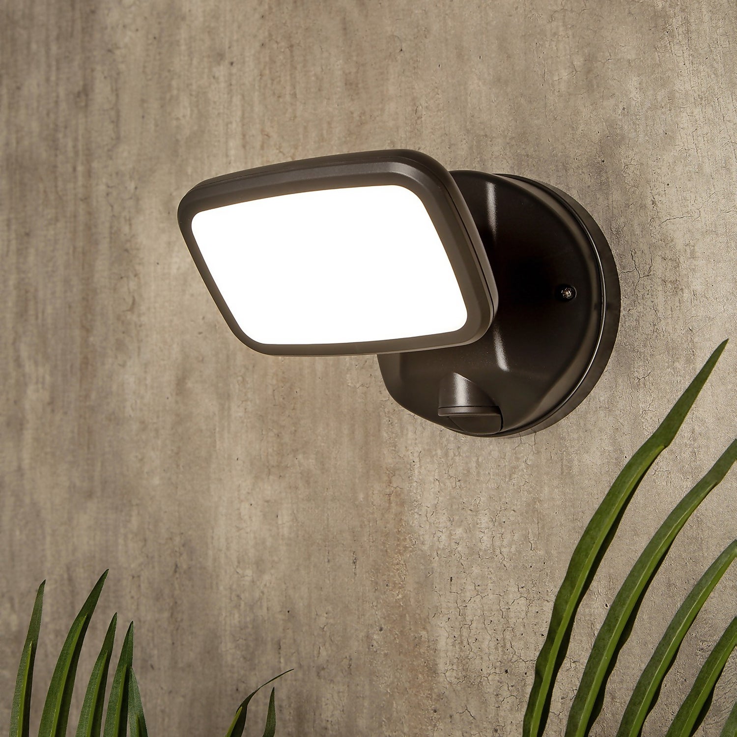 Ip65 external store wall lights