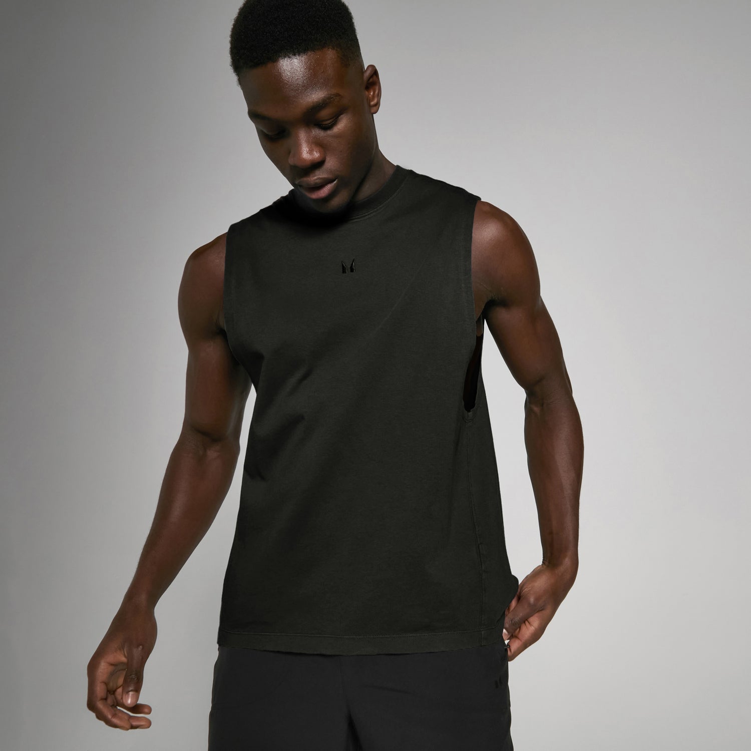 MP Moška majica spranega videza s spuščenimi rokavnimi izrezi Tempo – sprano črna barva