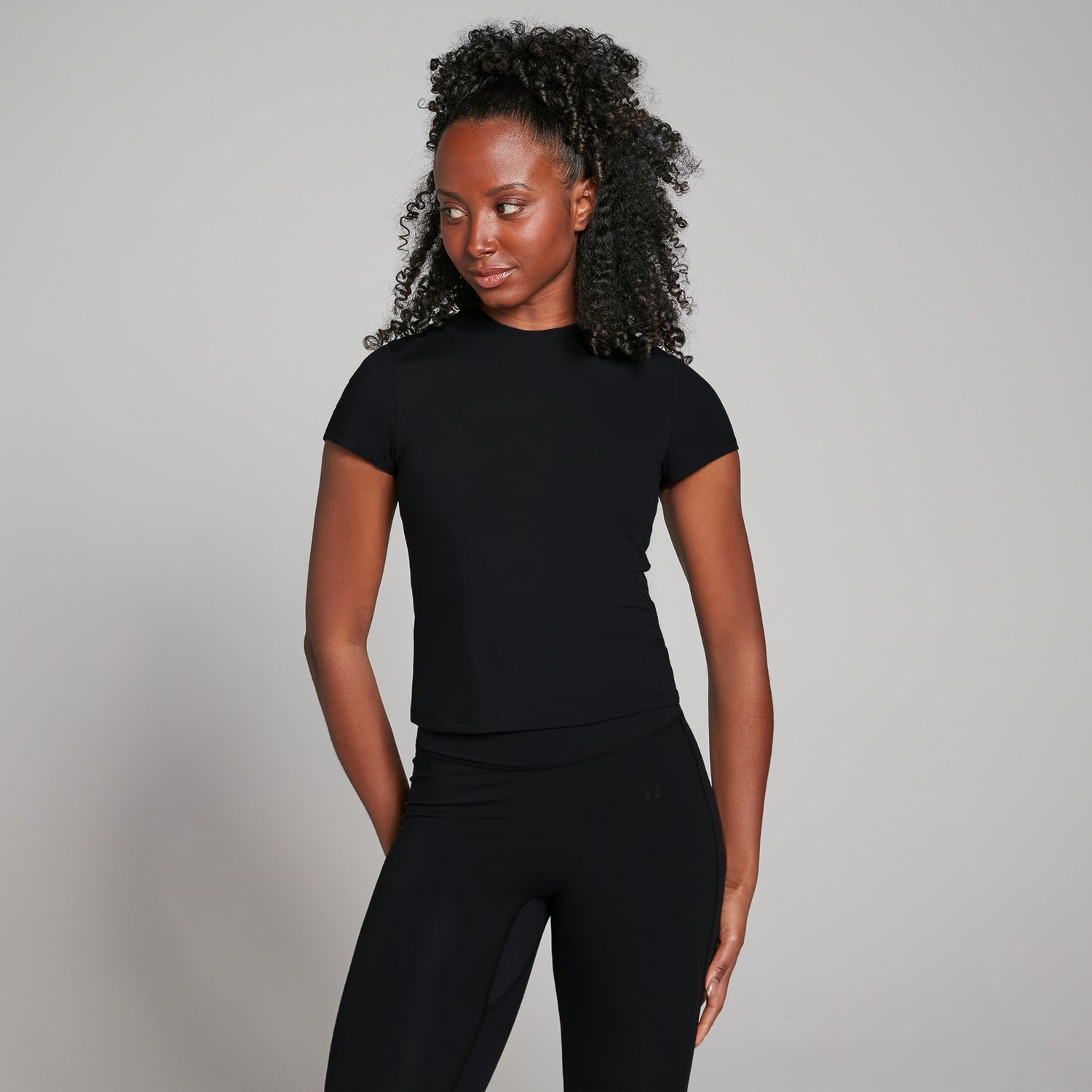 Женская облегающая футболка с короткими рукавами MP Tempo — черный цвет - XS