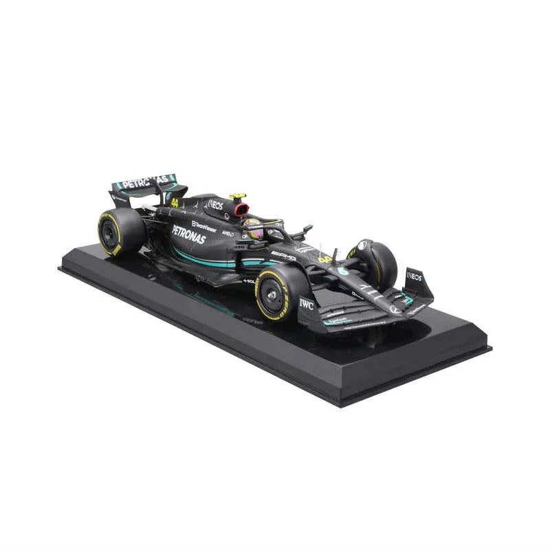 Bburago 1:24 F1 MB W14 2023 WITH HELMET HAMILTON