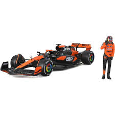 Bburago 1:24 F1 MCLAREN MCL38 2024 WITH DRIVER FIGURE PIASTRI