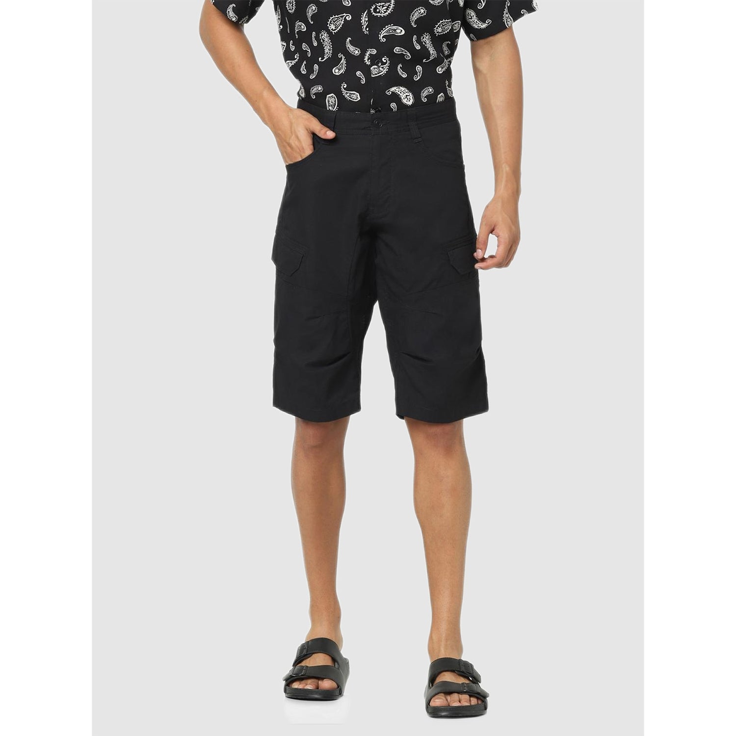 Black Solid Regular Fit Cargo Shorts (BOCOURTEBM)