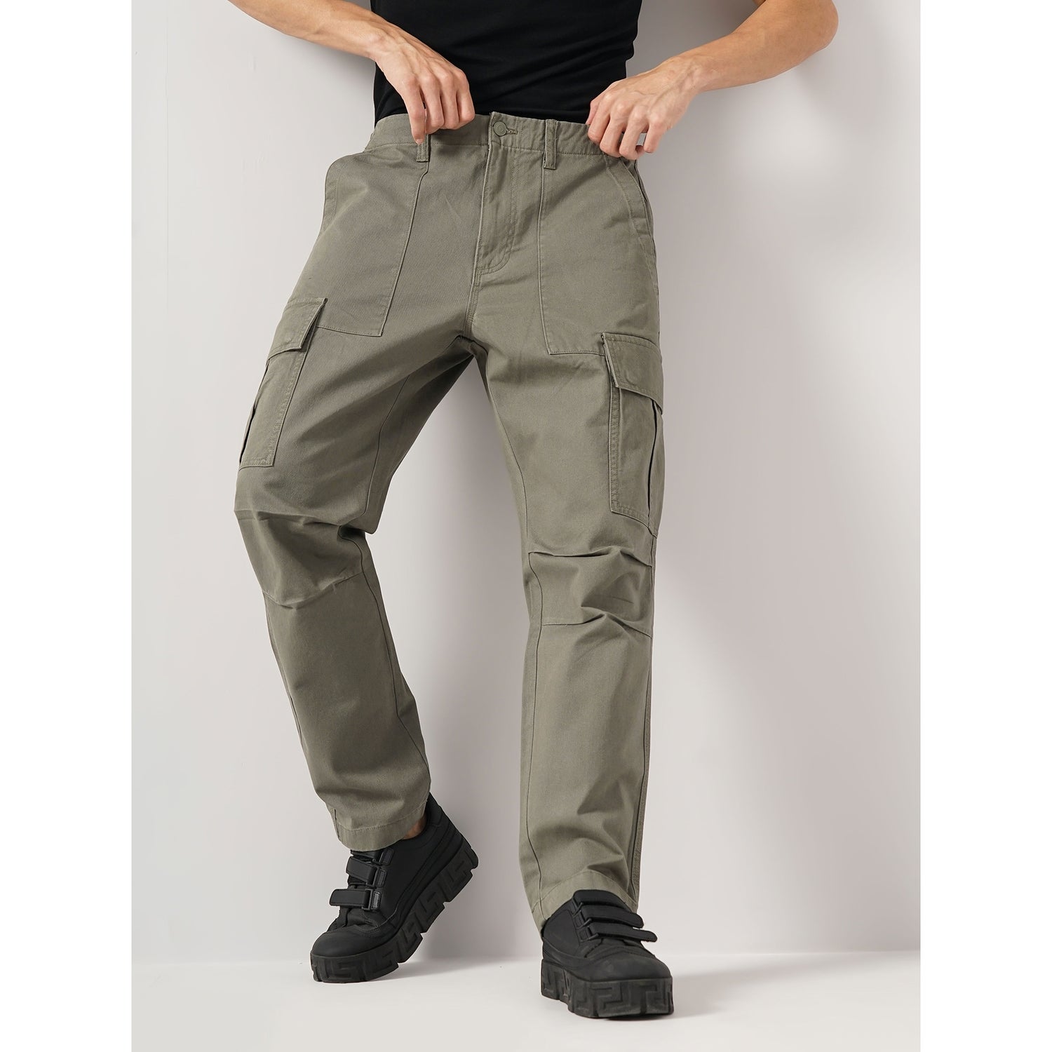 Men Olive Solid Straight Fit Cotton Cargo Trouser (GOANDER)