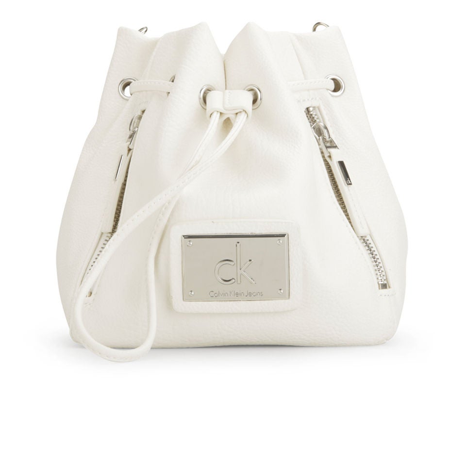 opslaan Horizontaal Stijgen Calvin Klein Izzy Drawstring Cross Body Bag - White | 免邮