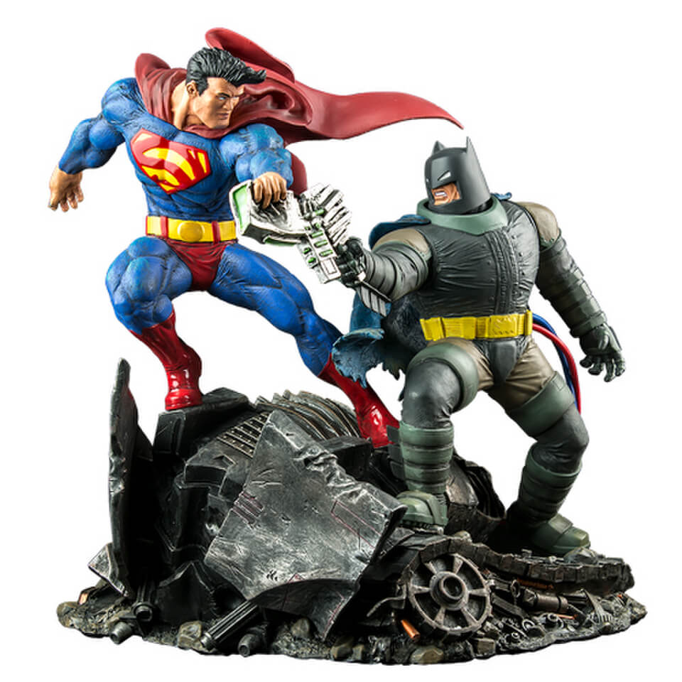 DC Collectibles The Dark Knight Returns: Superman v Batman Statue  Merchandise - Zavvi UK