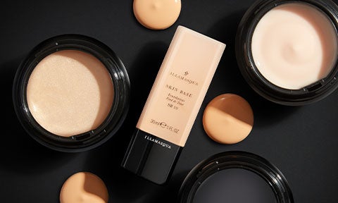 Express yourself with our long-wearing formulations. Whether you’re contouring, illuminating or building a base, our products promise glow and depth no matter the look.