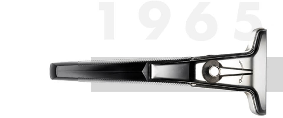 1965 Gillette bringt Techmatic Rasierer mit versenkbaren Rasierklingen zum Schutz der Haut auf den Markt