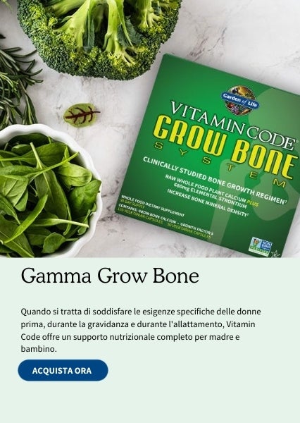 Gamma grow bone. Una confezione di Vitamin Code per la salute delle ossa di Garden of Life su un tavolo, decorato con verdure.