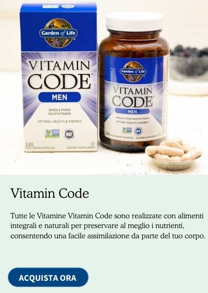 Vitamin Code per uomo di Garden of Life, su un tavolo bianco e circondato da capsule e frutti di bosco.