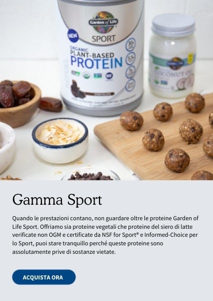 Su un tavolo, una confezione di proteine vegetali e di olio di cocco di Garden of Life, con accanto degli snack, che sono preparati con l'uso di questi prodotti.