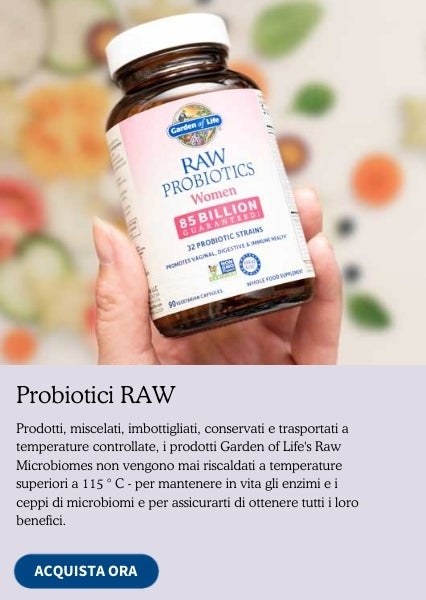 Una confezione di probiotici Raw per donna di Garden of Life in una mano.