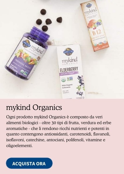Tre tipi di vitamine mykind Organics sparse su un tavolo bianco.