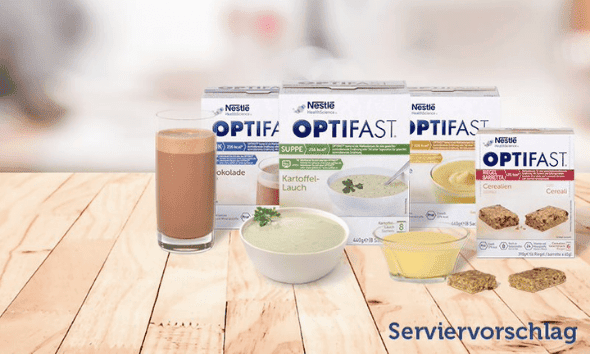 OPTIFAST® Mahlzeitersatzprodukte sind auf dem Tisch angeordnet. Das Sortiment umfasst Mahlzeitersatzriegel, Drinks, Suppen und Cremes.