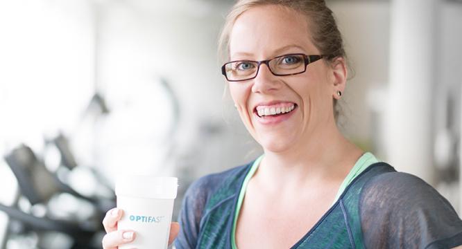 Eine Frau trinkt einen OPTIFAST® Mahlzeitenersatz-Drink