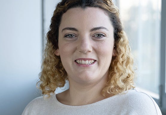 Eine Frau lächelt