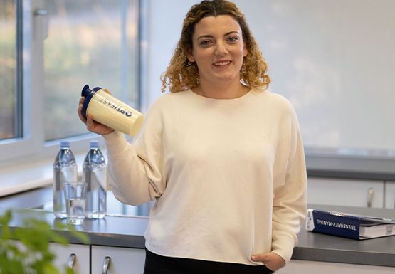Eine Frau hält einen OPTIFAST® Mahlzeitenersatz-Drink