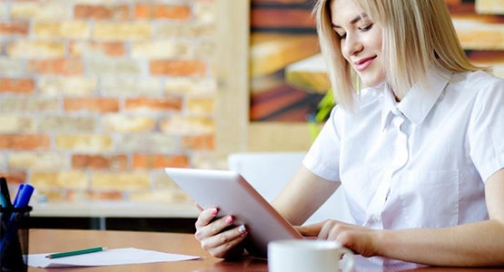 Eine Frau, die auf ihrem Laptop nach Informationen sucht