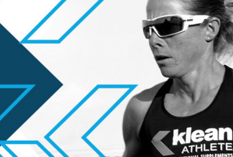 Спортивная женщина в майке с логотипом Klean Athlete и в солнцезащитеых очках. Каждая тренировка - твой личный шаг к победе.