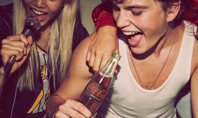 Friend's enjoying a Coca-Cola Zero Sugar on a night out