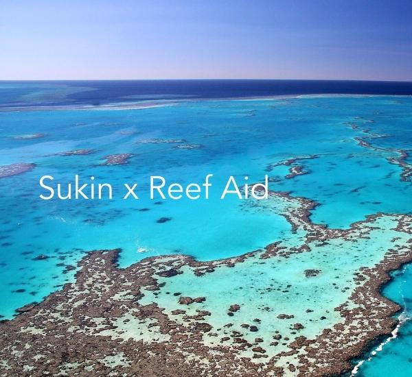 Sukin x Reef Aid Text auf Riffmeer-Hintergrundbanner