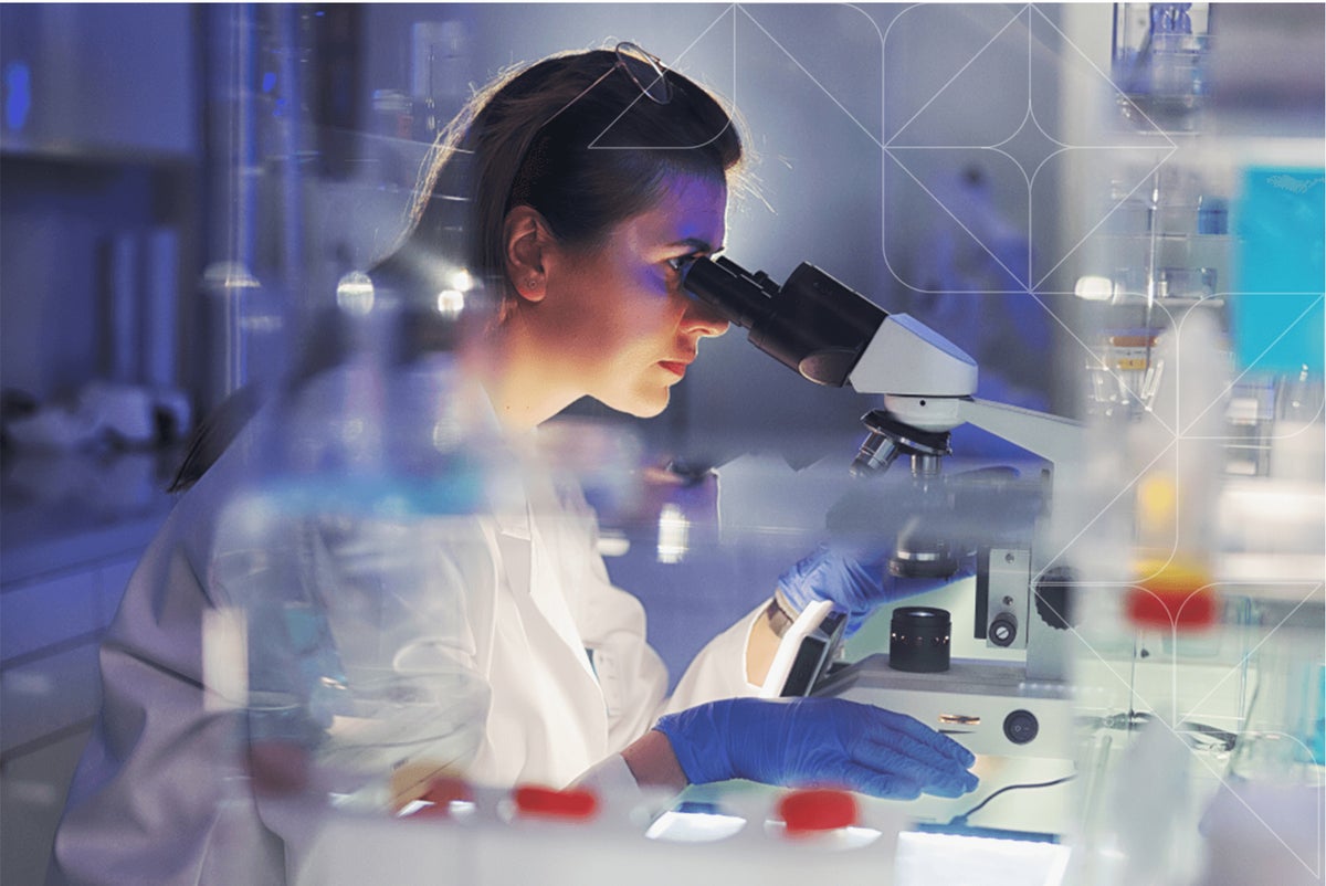 Una donna in un laboratorio che fa tutti I controlli di qualita' necessari e test approfonditi su tutti gli step della catena produttiva dei probiotici e multivitaminici SFI