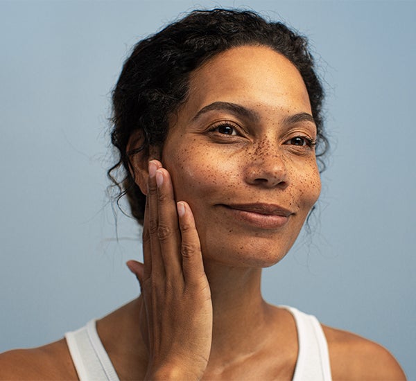 Frau trägt ACO Skincare
