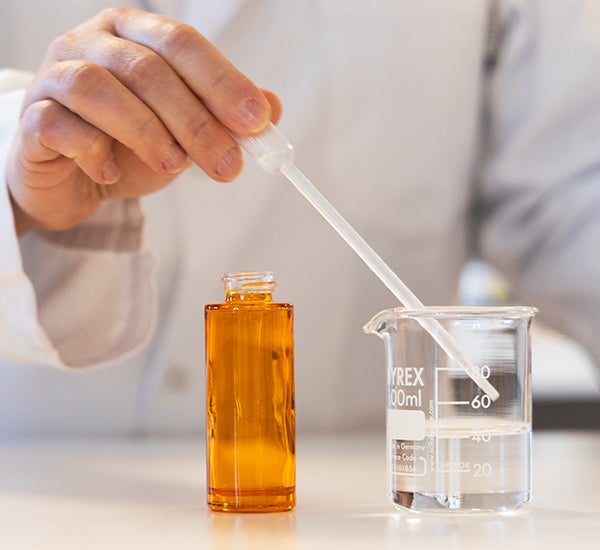 Orange Flasche mit Pipette