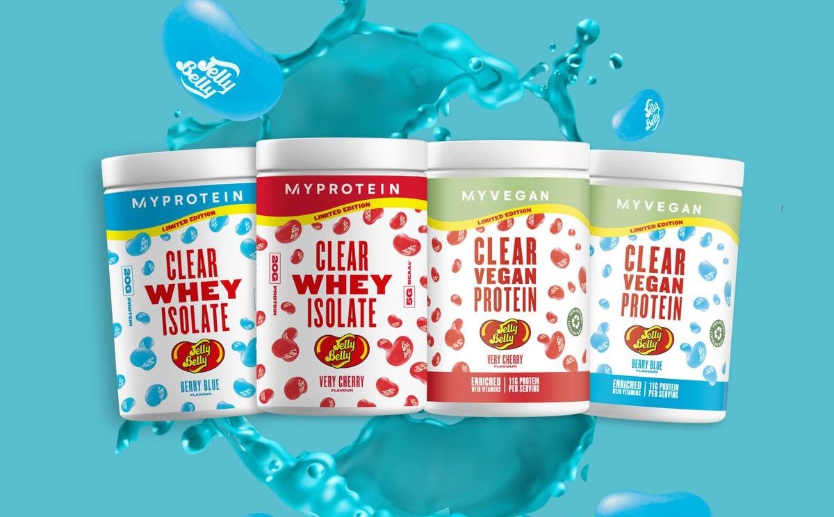 Nowe opakowania proteinowe Clear Whey Isolate i Clear Vegan Protein Jelly Belly w kolorach Very Cherry i Berry Blue.