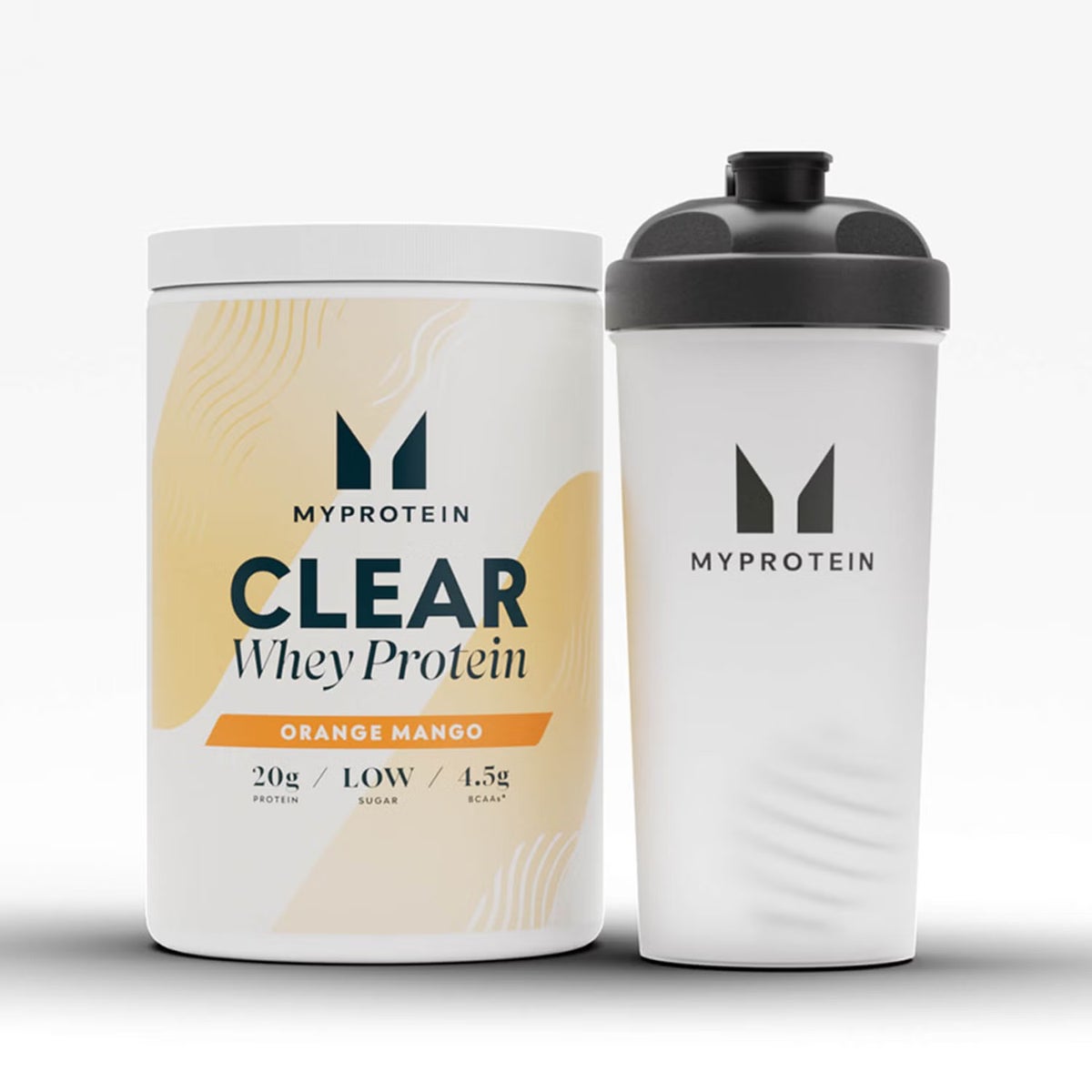 Det klara proteinstartpaketet på ett podium i smakerna tranbär och hallon, bredvid en Myprotein-märkt shaker.