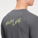 Męski T-shirt treningowy z krótkim rękawem z kolekcji MP Graphic Running – szary