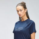 Camiseta de entrenamiento con gráfico de marca repetido para mujer de MP - Azul oscuro - XXS