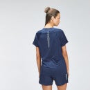 Camiseta de entrenamiento con gráfico de marca repetido para mujer de MP - Azul oscuro - XS