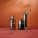 شمعة ريتشارج بلاك بيبر معطرة ثلاثية الفتيل فاخرة من Molton Brown (600 جم)