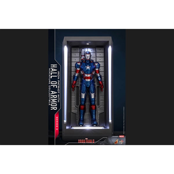 Hot Toys Masterpiece Compact - Figurine miniature : Iron Man 3/Série2 - Iron Patriot (avec Salle des armures)