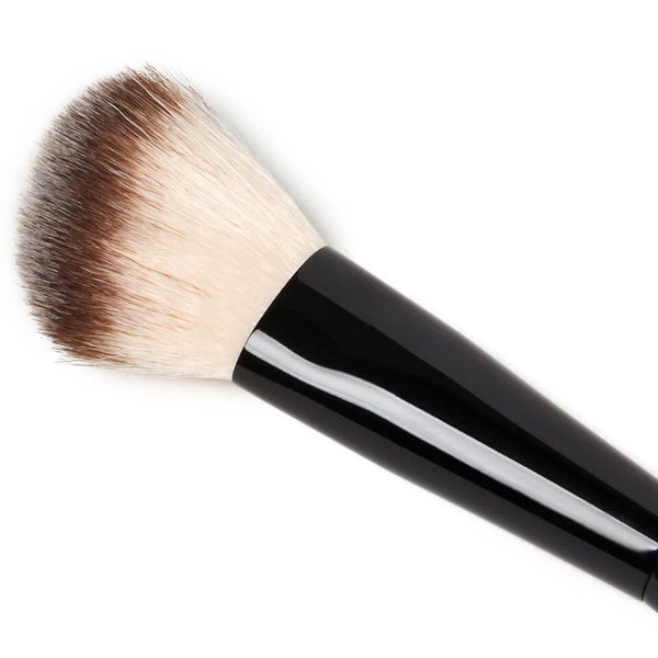 Illamasqua Contouring Brush 1