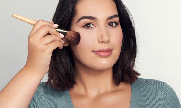How to Soothe and Apply Makeup on Inflamed Skin, According to Experts