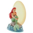 Disney Traditions - Sirène au clair de lune (figurine Ariel assise sur un rocher avec lune éclairée)
