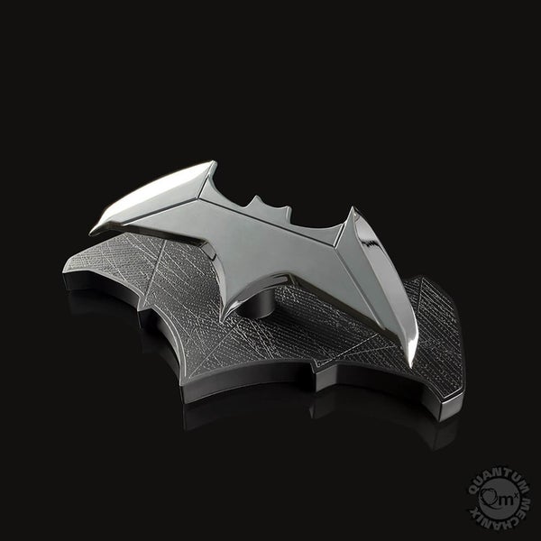 Quantum Mechanix DC Comics Batman Batarang Replik in 1:1 Skala